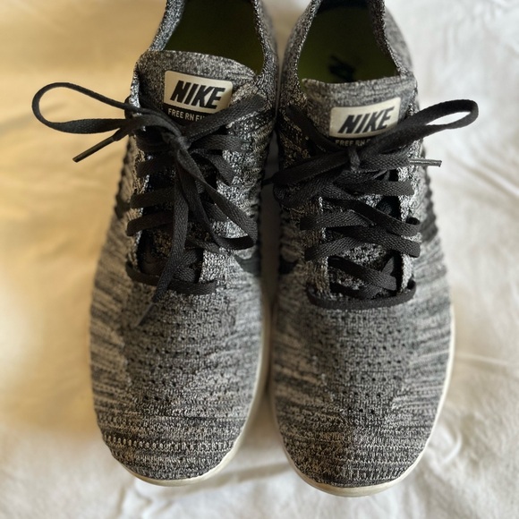 👟🌸GUC Nike Sneakers, black, grey and white, size 10.5 - Picture 3 of 14